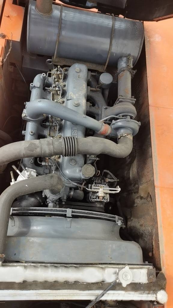 Hitachi EX 200-5 حفارات زحافة