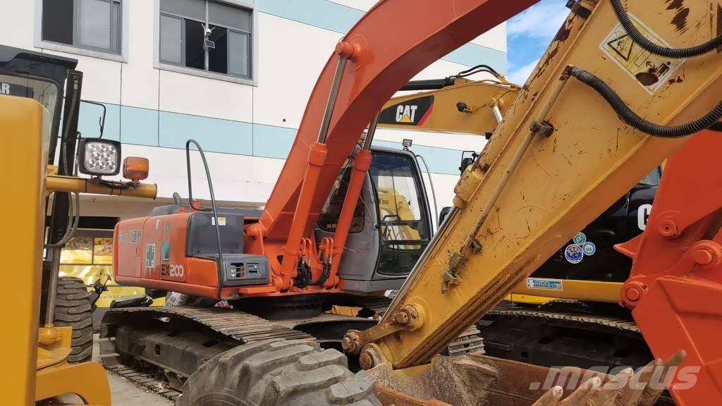 Hitachi EX 200-5 حفارات زحافة