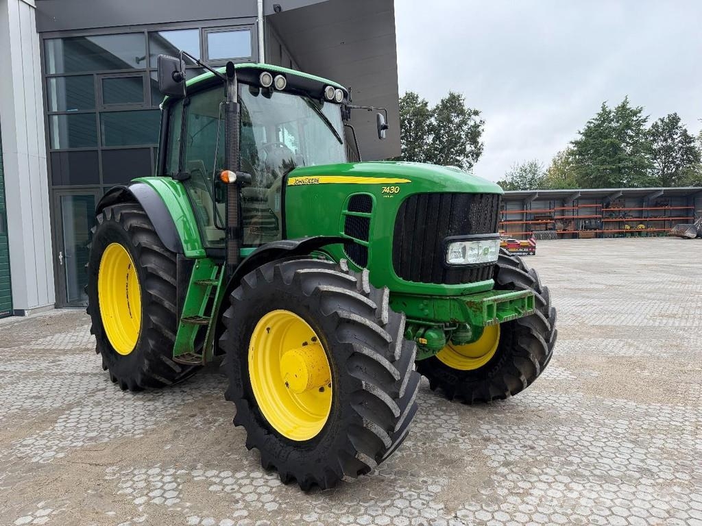 John Deere 7430 Excellent condition الجرارات