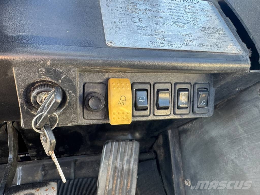 Toyota 62-6 FDF 30 柴油卡車