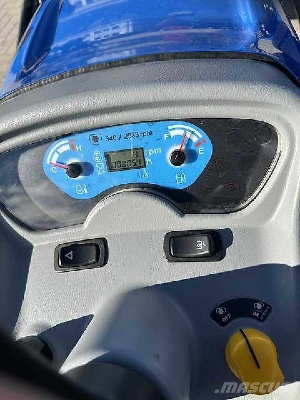 New Holland Boomer 25 C + Sauerburger UMN 1400 Traktorji