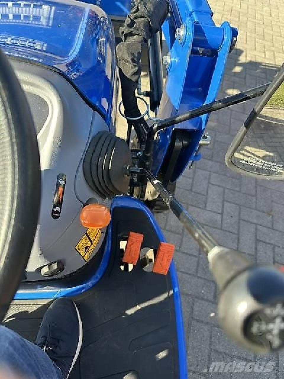 New Holland Boomer 25 C + Sauerburger UMN 1400 Traktorji