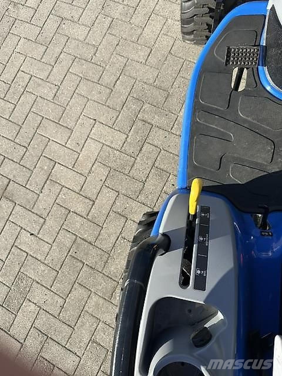 New Holland Boomer 25 C + Sauerburger UMN 1400 Traktorji