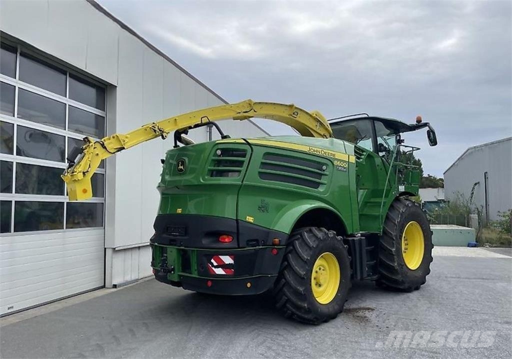 John Deere 8600 mit 460Plus Stalkbuster Ajosilppurit