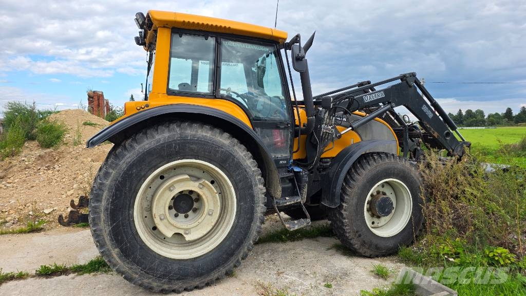 Valtra M 150 Traktory