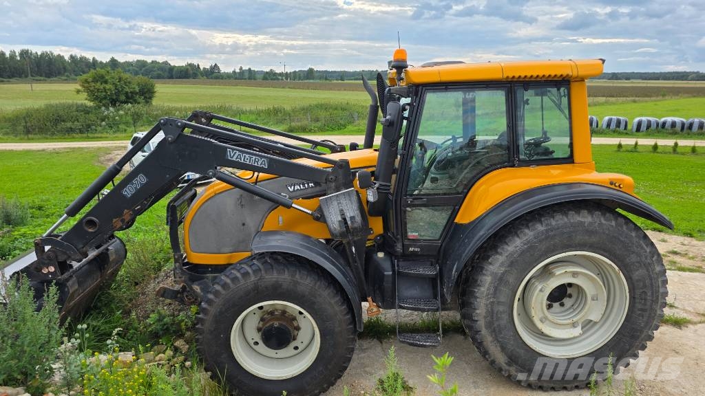 Valtra M 150 Traktory