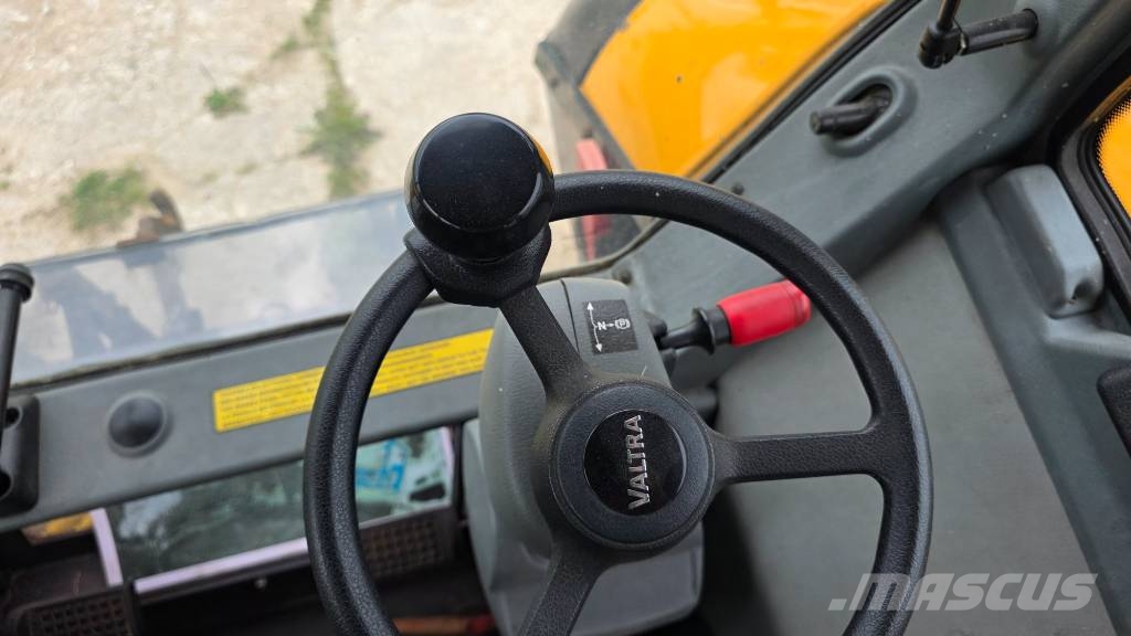 Valtra M 150 Traktory