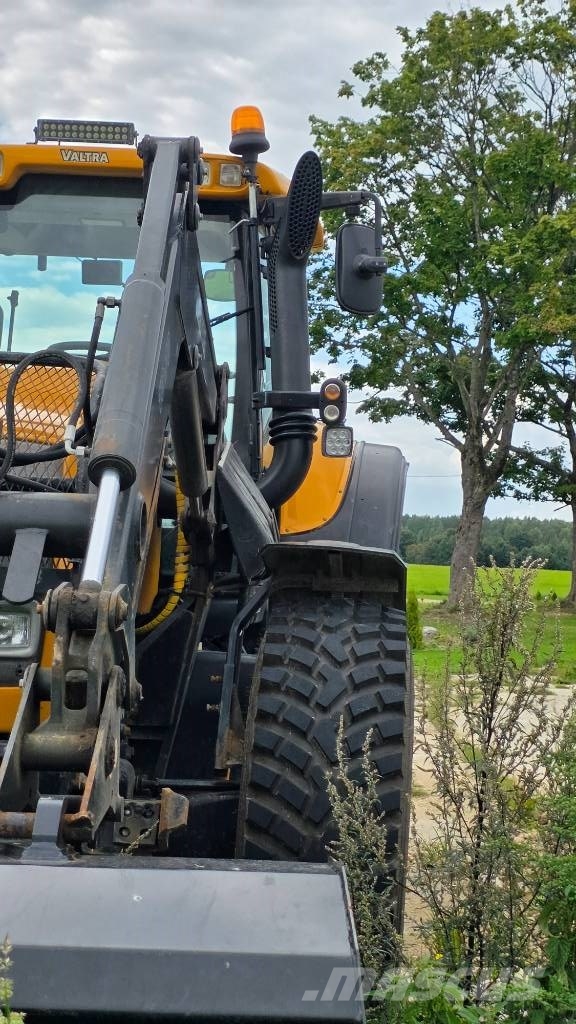 Valtra M 150 Traktory