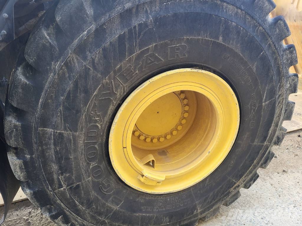 Komatsu WA485-11E0 لوادر بعجل