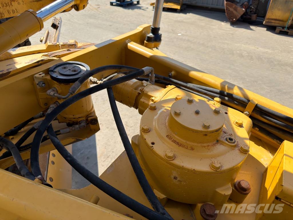 CAT 140M2 Tiehöylät