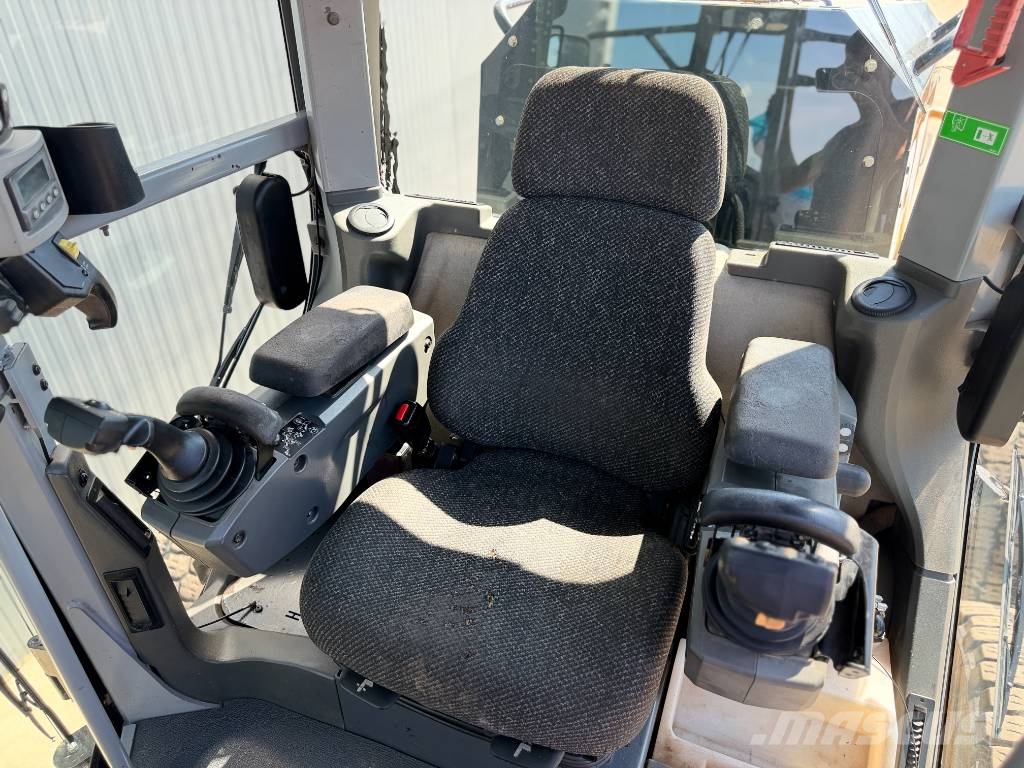 CAT 140M2 Tiehöylät