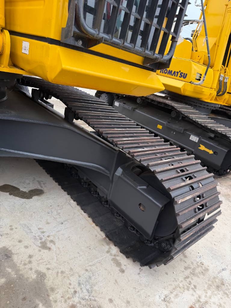 Komatsu PC 220-8   3000 units excavators in stock Raupenbagger
