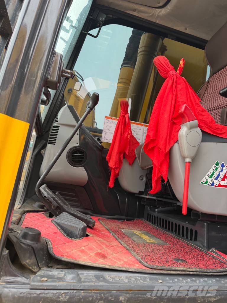 Komatsu PC 220-8   3000 units excavators in stock Raupenbagger