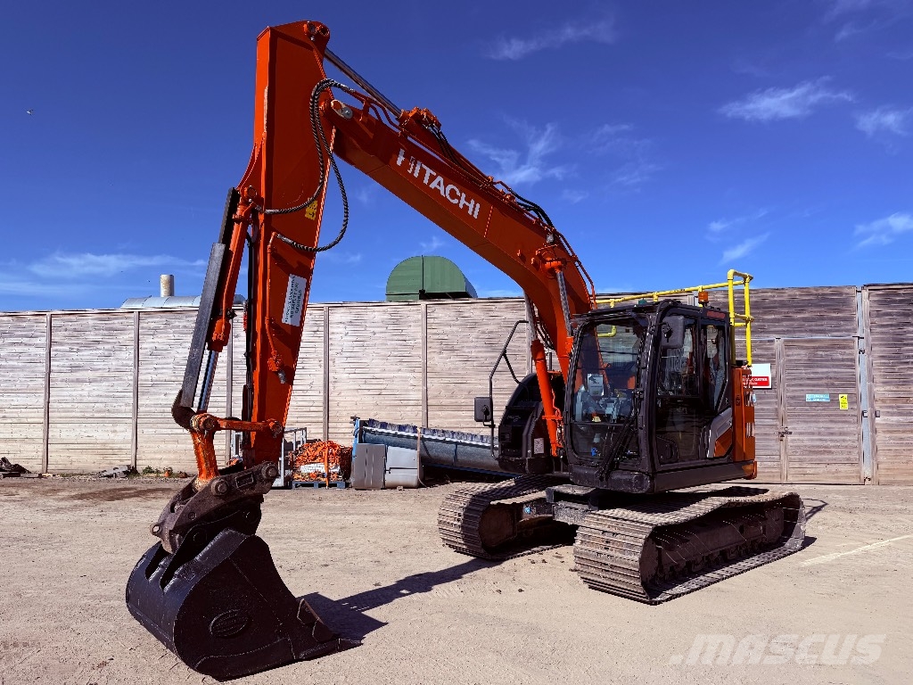Hitachi ZX 135 US-7 حفارات زحافة