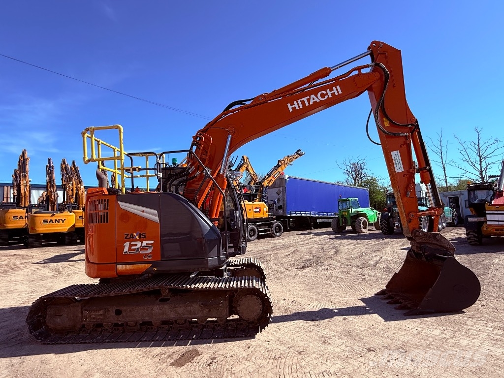 Hitachi ZX 135 US-7 حفارات زحافة