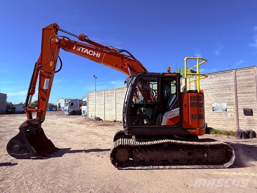 Hitachi ZX 135 US-7 حفارات زحافة