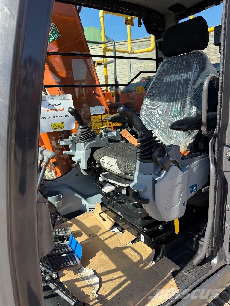 Hitachi ZX 135 US-7 حفارات زحافة