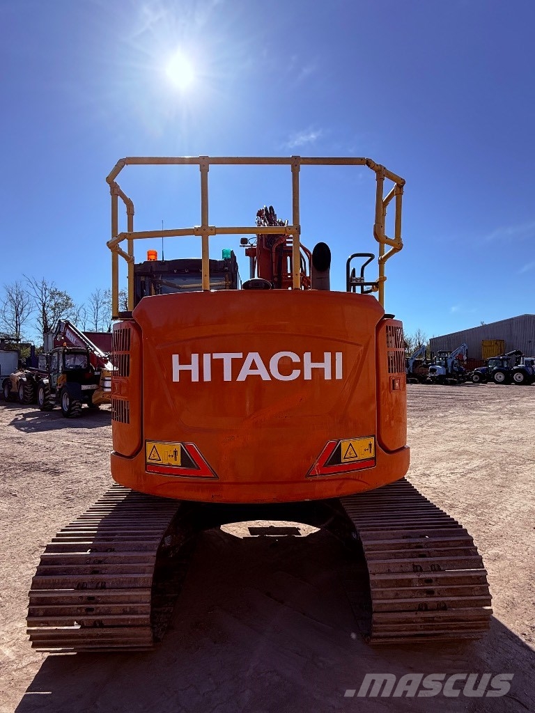 Hitachi ZX 135 US-7 حفارات زحافة