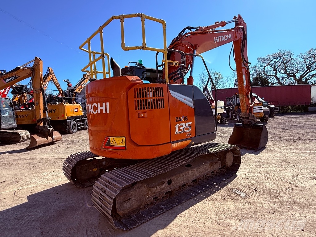 Hitachi ZX 135 US-7 حفارات زحافة