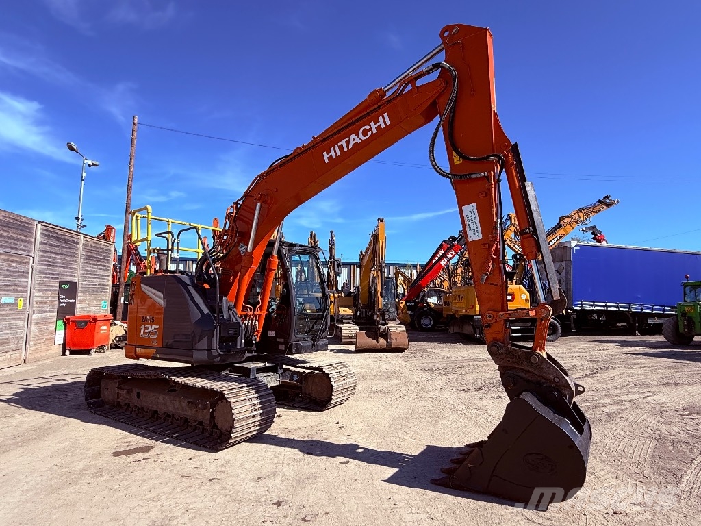 Hitachi ZX 135 US-7 حفارات زحافة