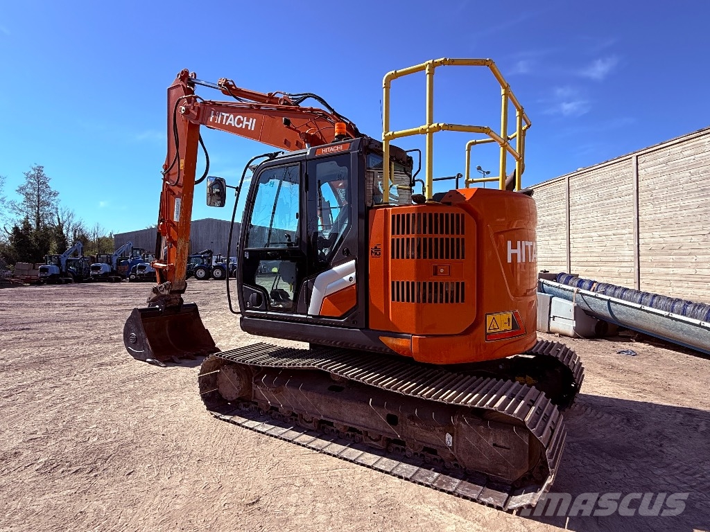 Hitachi ZX 135 US-7 حفارات زحافة