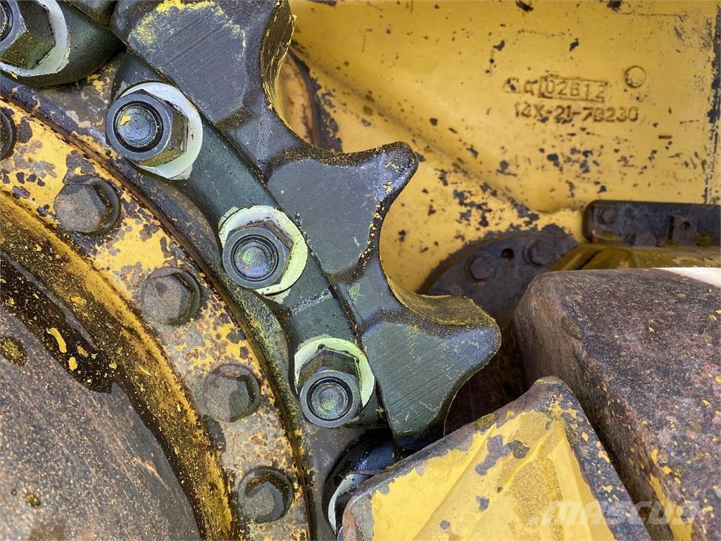Komatsu D65PXI-18EO Buldozer sobre oruga