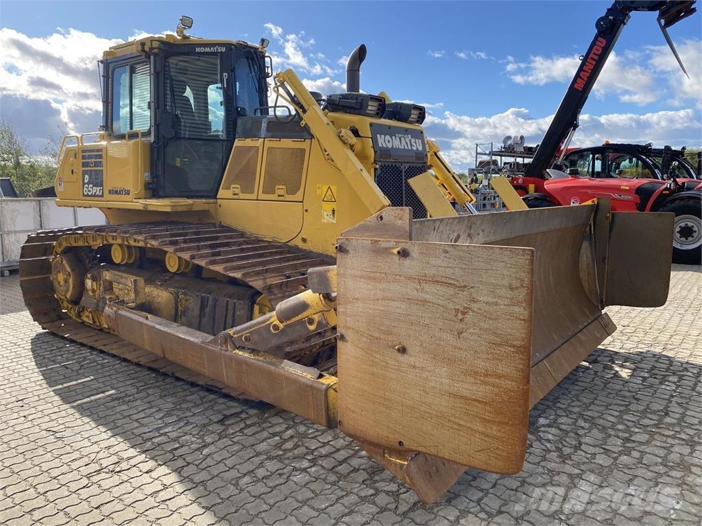 Komatsu D65PXI-18EO Buldozer sobre oruga