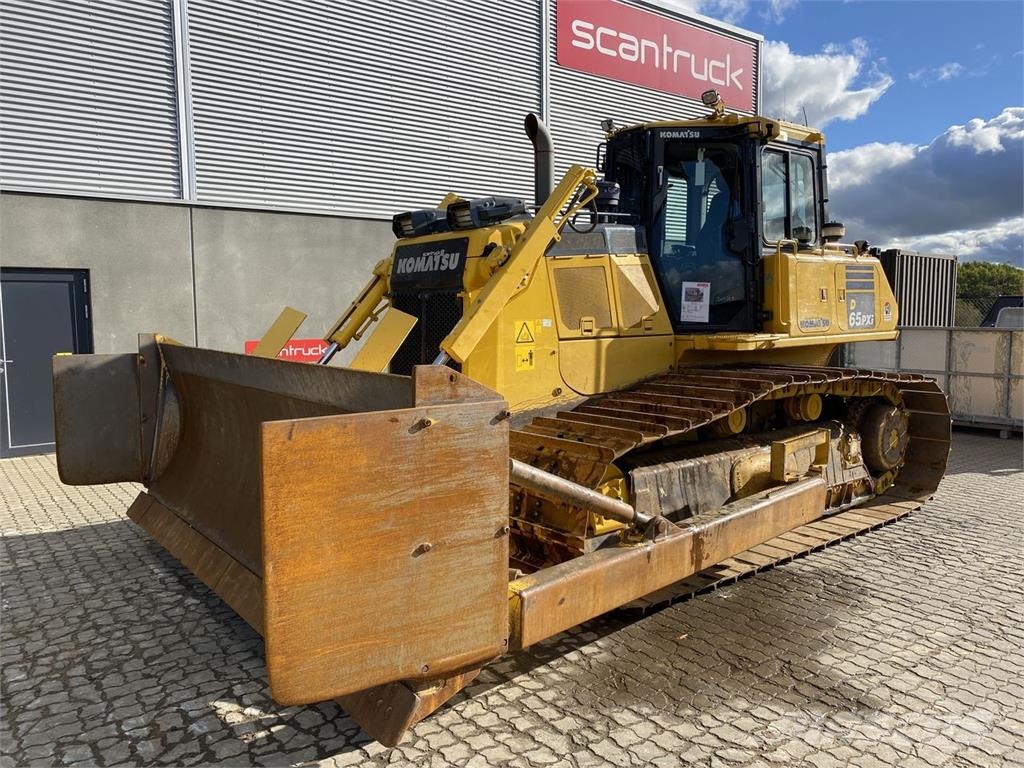 Komatsu D65PXI-18EO Buldozer sobre oruga