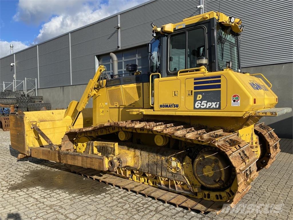 Komatsu D65PXI-18EO Buldozer sobre oruga