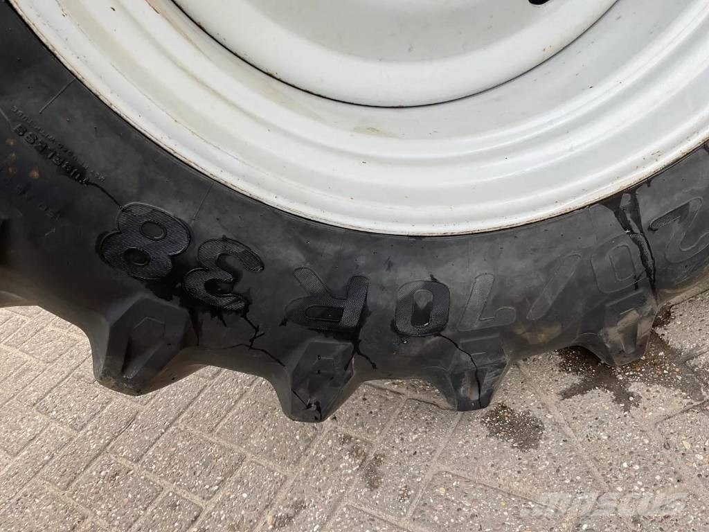Pirelli 520/70 R38 op velg Dekk, hjul og felger