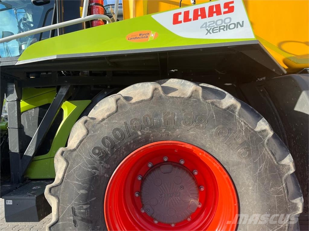 CLAAS Xerion 4200 Saddle Trac Tractoren