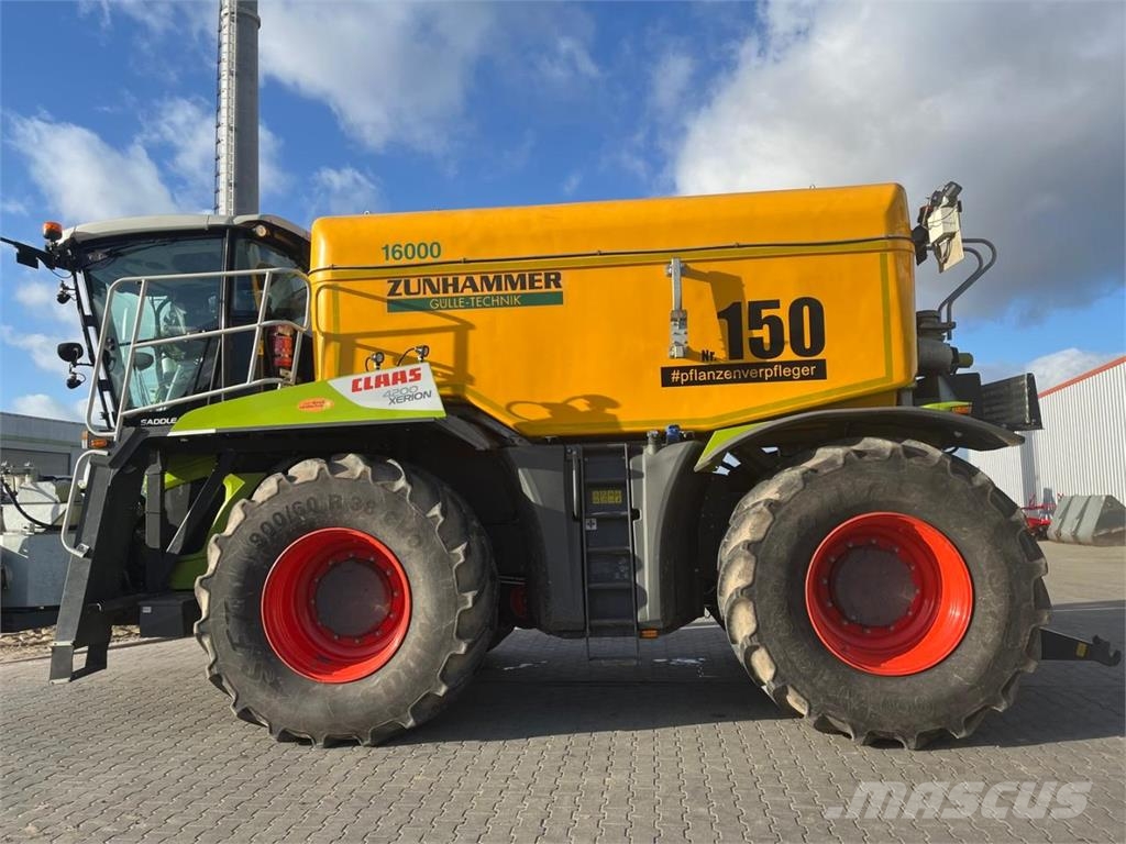 CLAAS Xerion 4200 Saddle Trac Tractoren