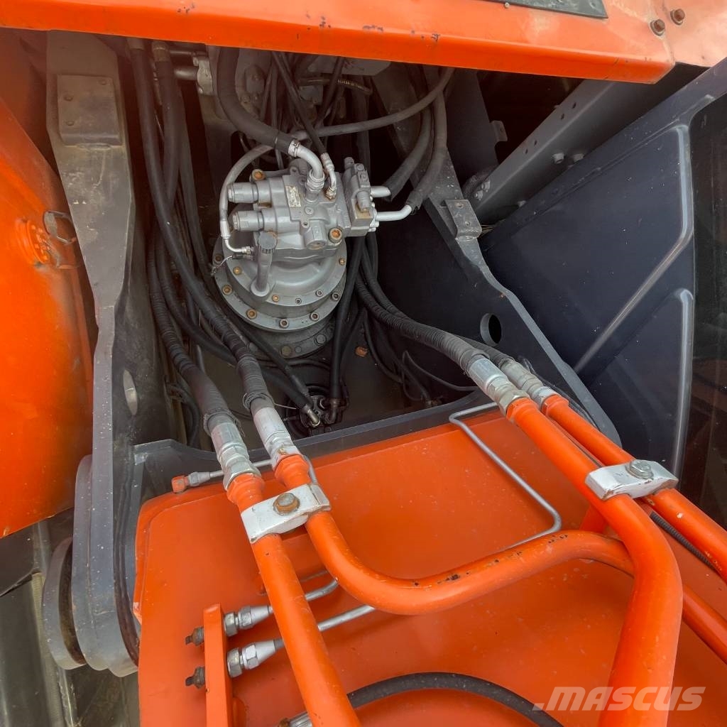 Hitachi ZX 210 حفارات زحافة