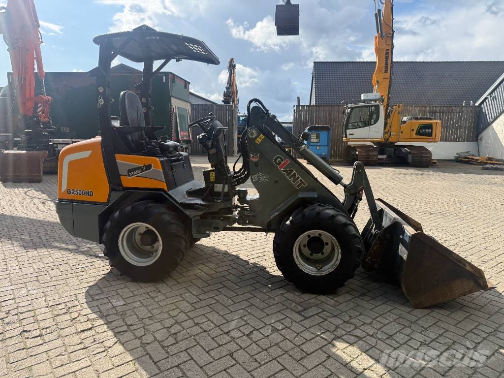 GiANT G 2500 미니 로더