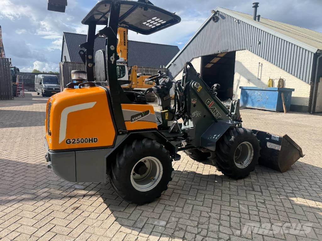GiANT G 2500 미니 로더