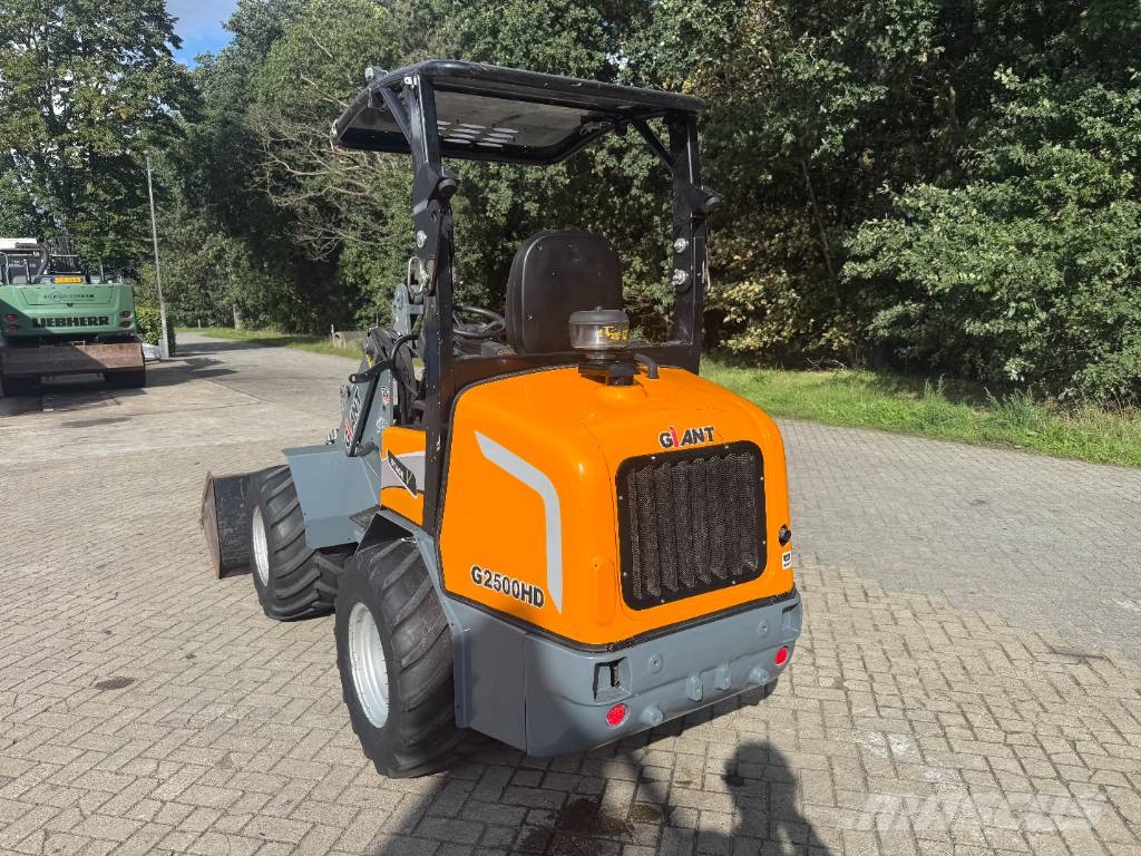 GiANT G 2500 미니 로더