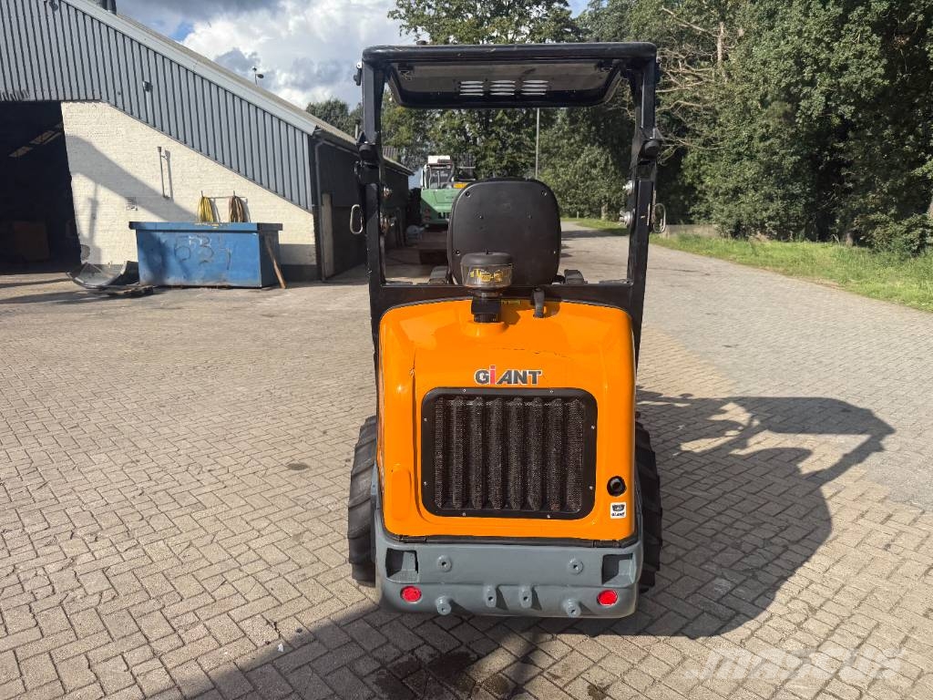 GiANT G 2500 미니 로더