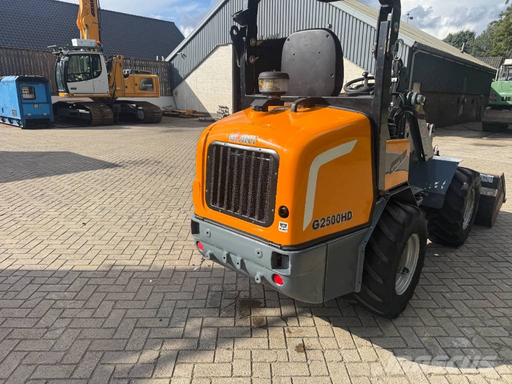 GiANT G 2500 미니 로더