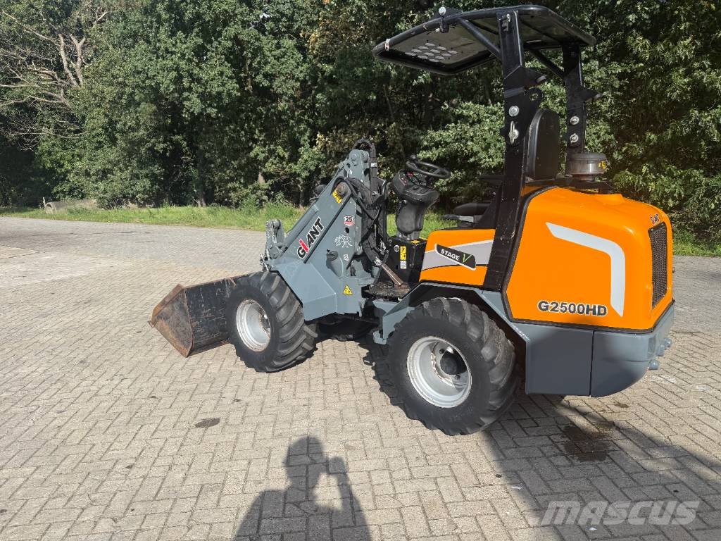 GiANT G 2500 미니 로더