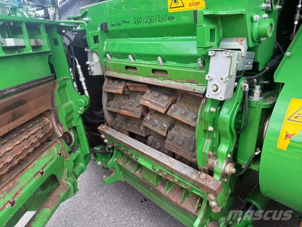 John Deere 8300i علافات ذاتية الدفع