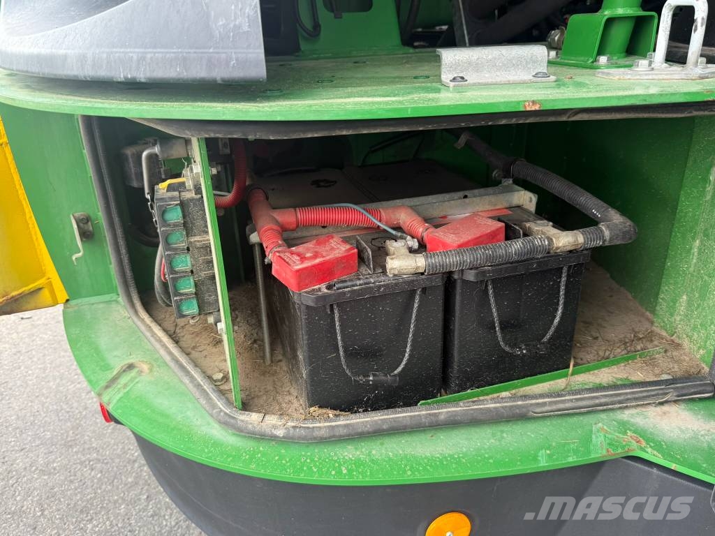 John Deere 8300i علافات ذاتية الدفع