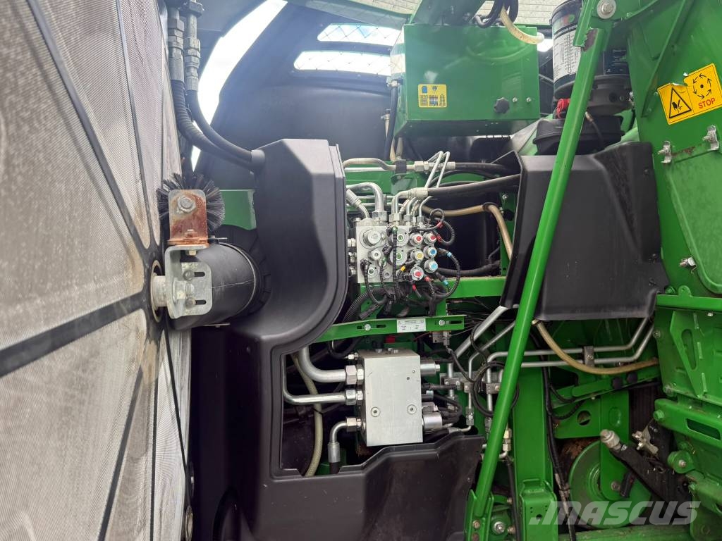 John Deere 8300i علافات ذاتية الدفع