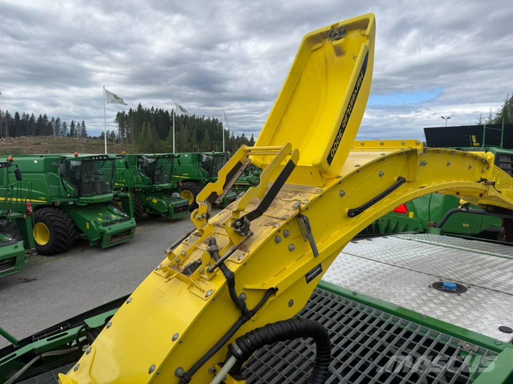 John Deere 8300i علافات ذاتية الدفع