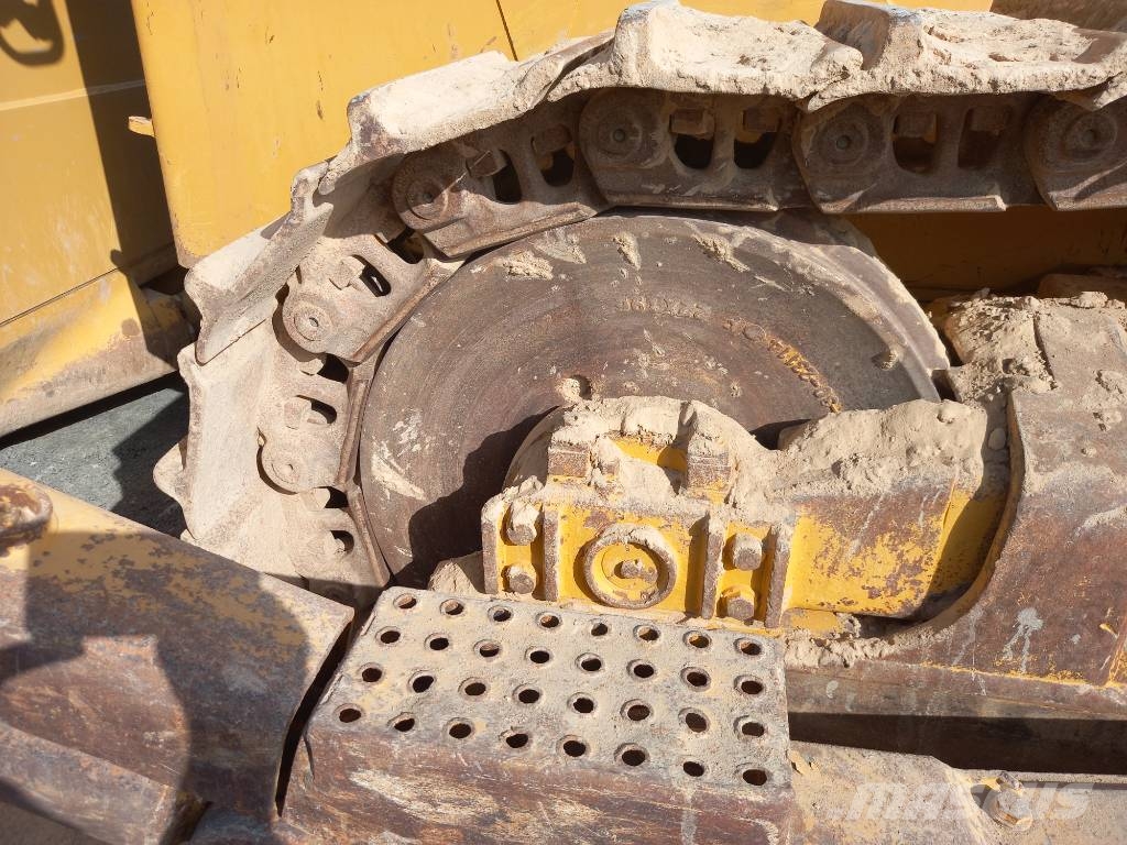 Komatsu D155A-6R (4pcs available for sale in Abu Dhabi) Dozere Beltegående