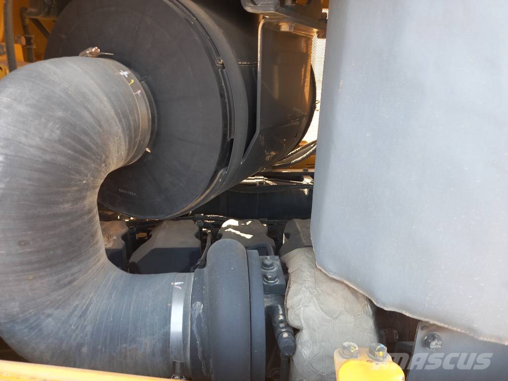 Komatsu D155A-6R (4pcs available for sale in Abu Dhabi) Dozere Beltegående