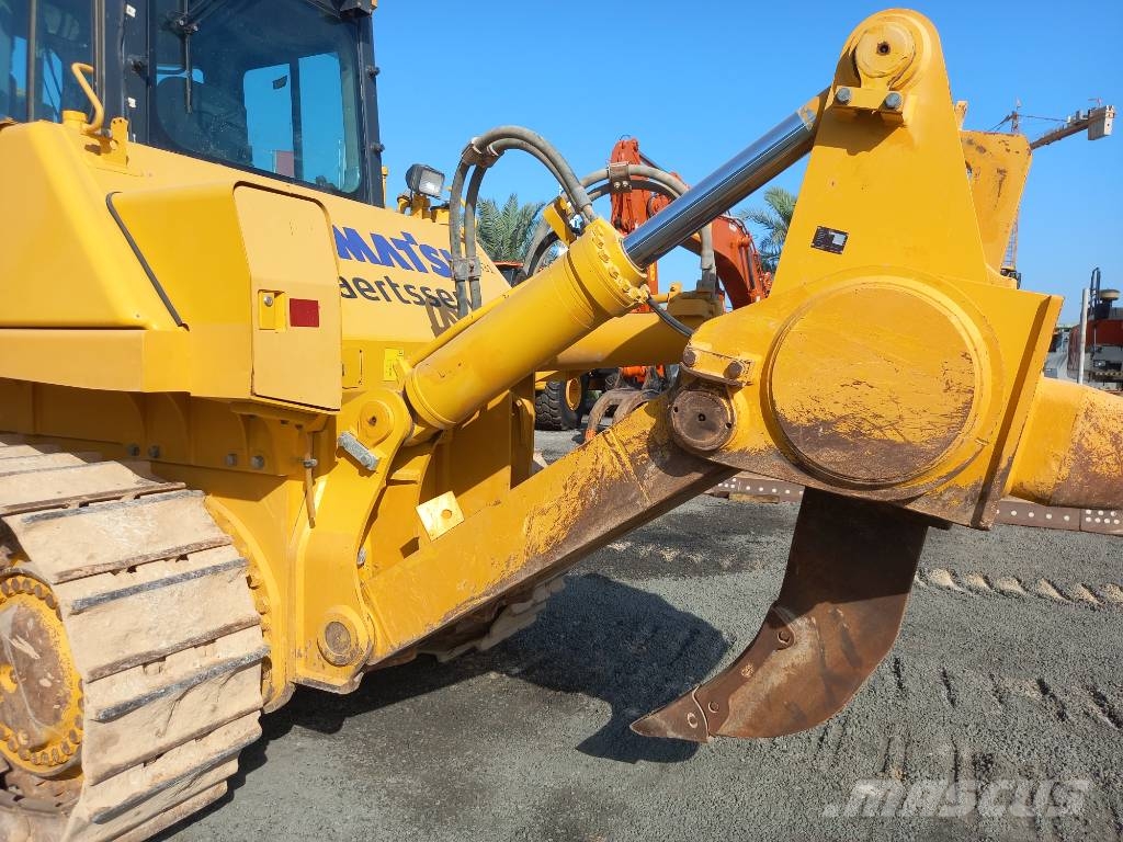 Komatsu D155A-6R (4pcs available for sale in Abu Dhabi) Dozere Beltegående