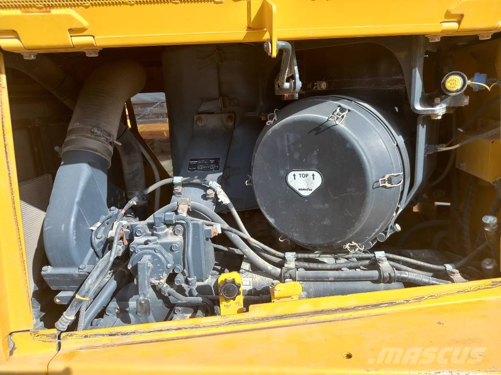 Komatsu D155A-6R (4pcs available for sale in Abu Dhabi) Dozere Beltegående