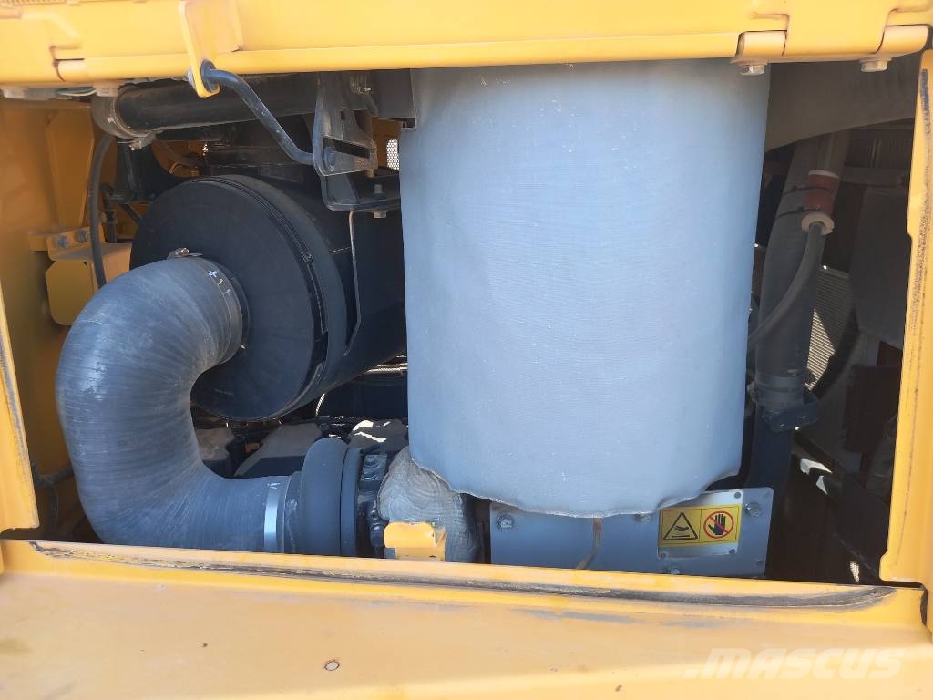 Komatsu D155A-6R (4pcs available for sale in Abu Dhabi) Dozere Beltegående