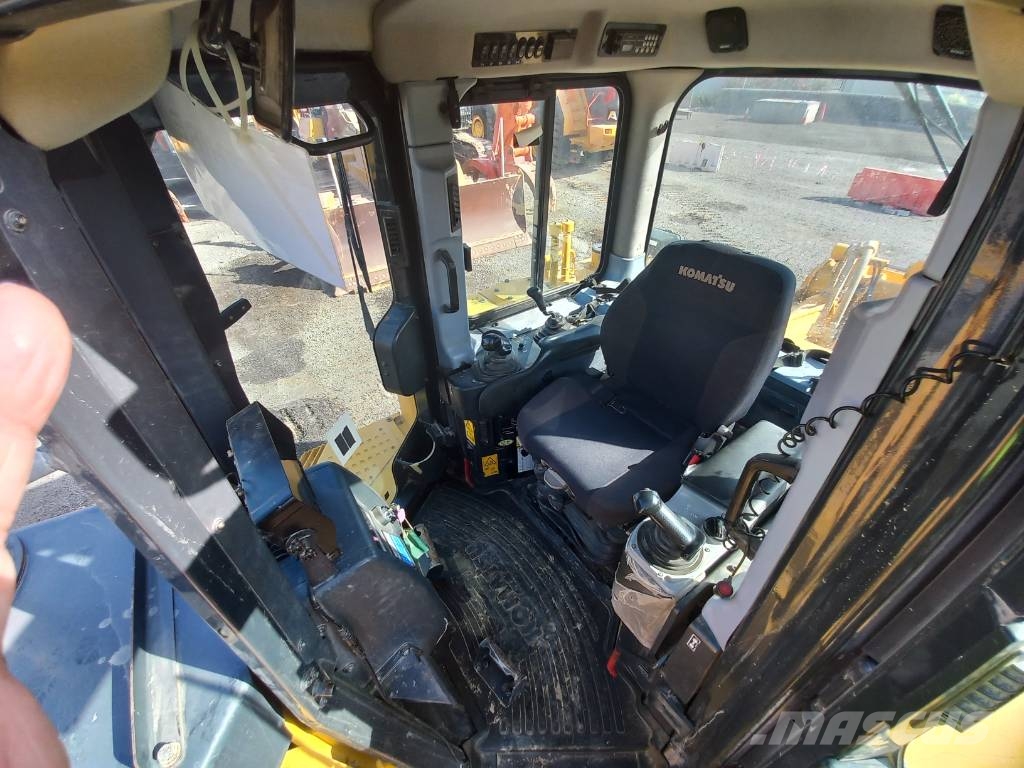 Komatsu D155A-6R (4pcs available for sale in Abu Dhabi) Dozere Beltegående