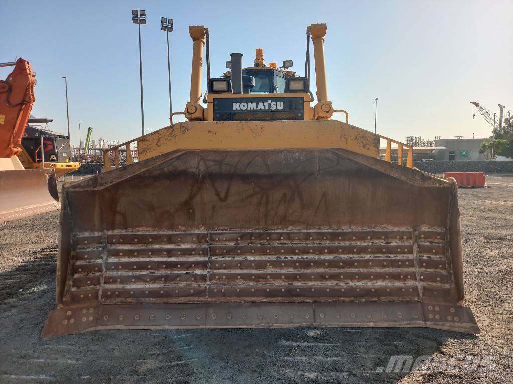 Komatsu D155A-6R (4pcs available for sale in Abu Dhabi) Dozere Beltegående